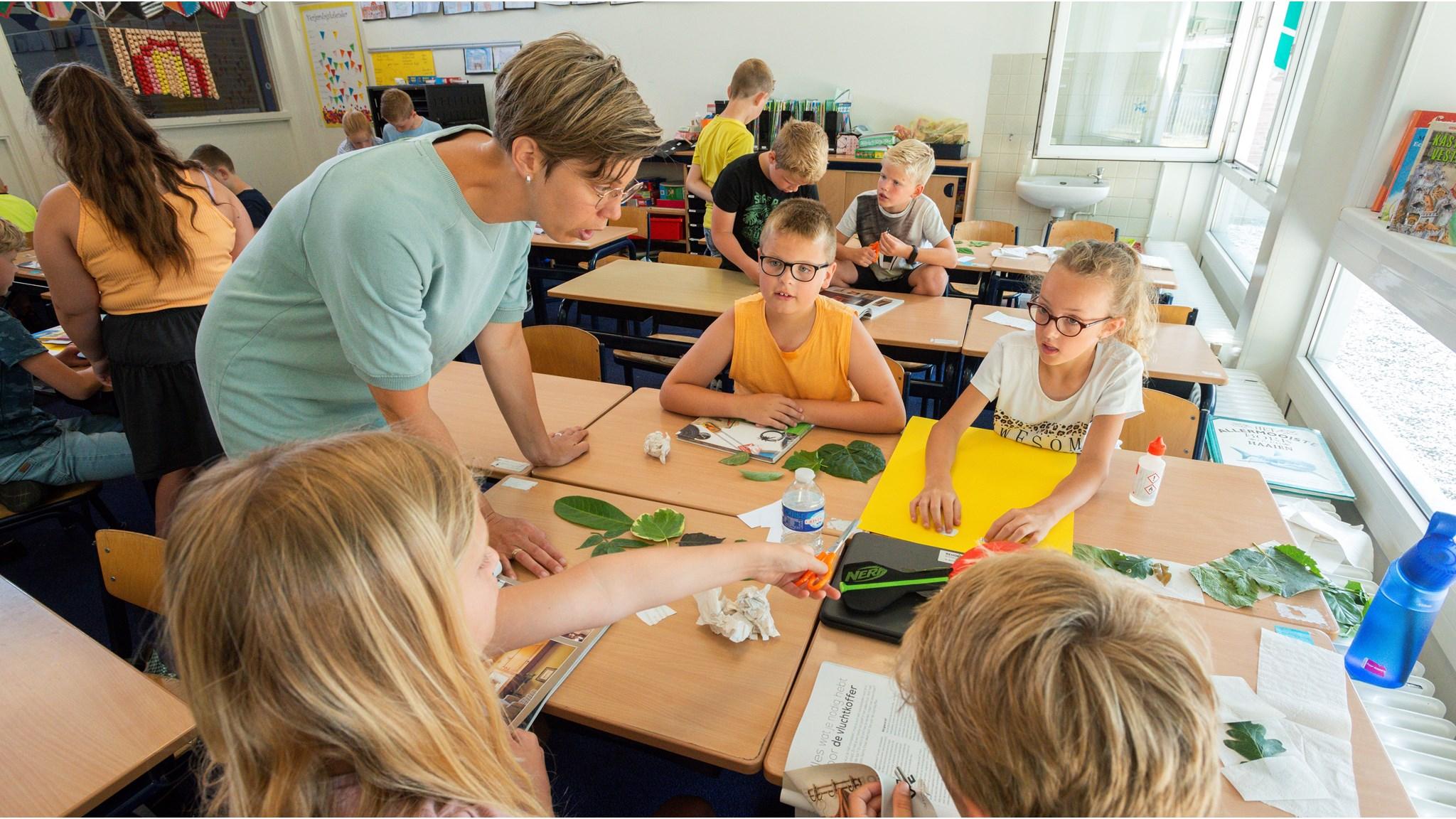 Leerlingen van de Hervormde basisschool Rehoboth in IJsselmuiden zijn actief aan het knutselen in de klas. Leerlingen van de Hervormde basisschool Rehoboth in IJsselmuiden zijn actief aan het knutselen in de klas.