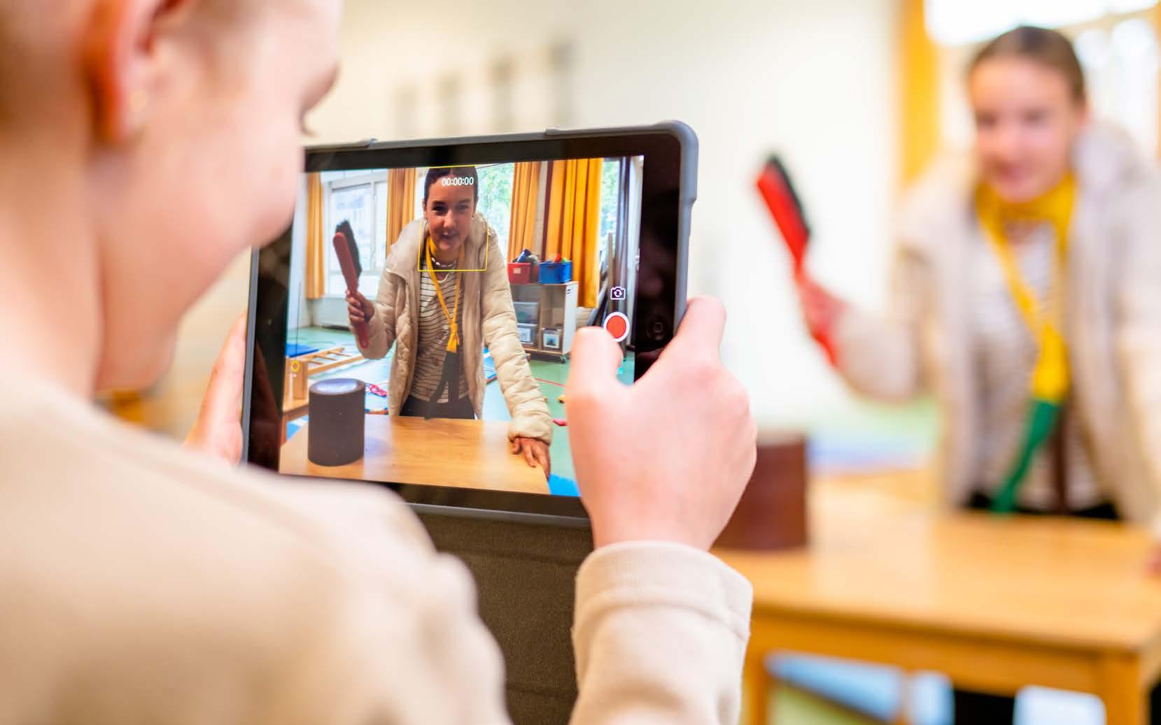 Leerlingen van De Ichthus in Zwolle gebruiken een tablet om een presentatie op te nemen. Leerlingen van De Ichthus in Zwolle gebruiken een tablet om een presentatie op te nemen.