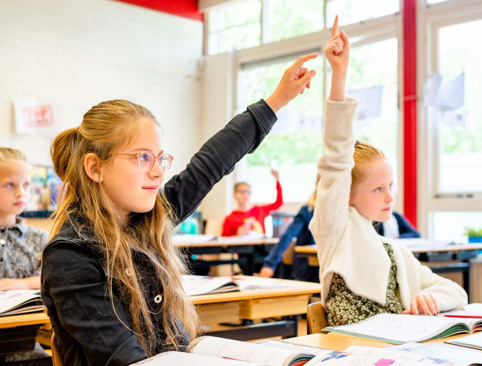 Leerlingen van De Ichthus in Zwolle steken hun handen op tijdens de les. Leerlingen van De Ichthus in Zwolle steken hun handen op tijdens de les.