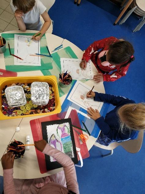 Leerlingen van De Jaargetijden in Amsterdam zijn bezig met creatieve tekenactiviteiten aan een tafel. Leerlingen van De Jaargetijden in Amsterdam zijn bezig met creatieve tekenactiviteiten aan een tafel.