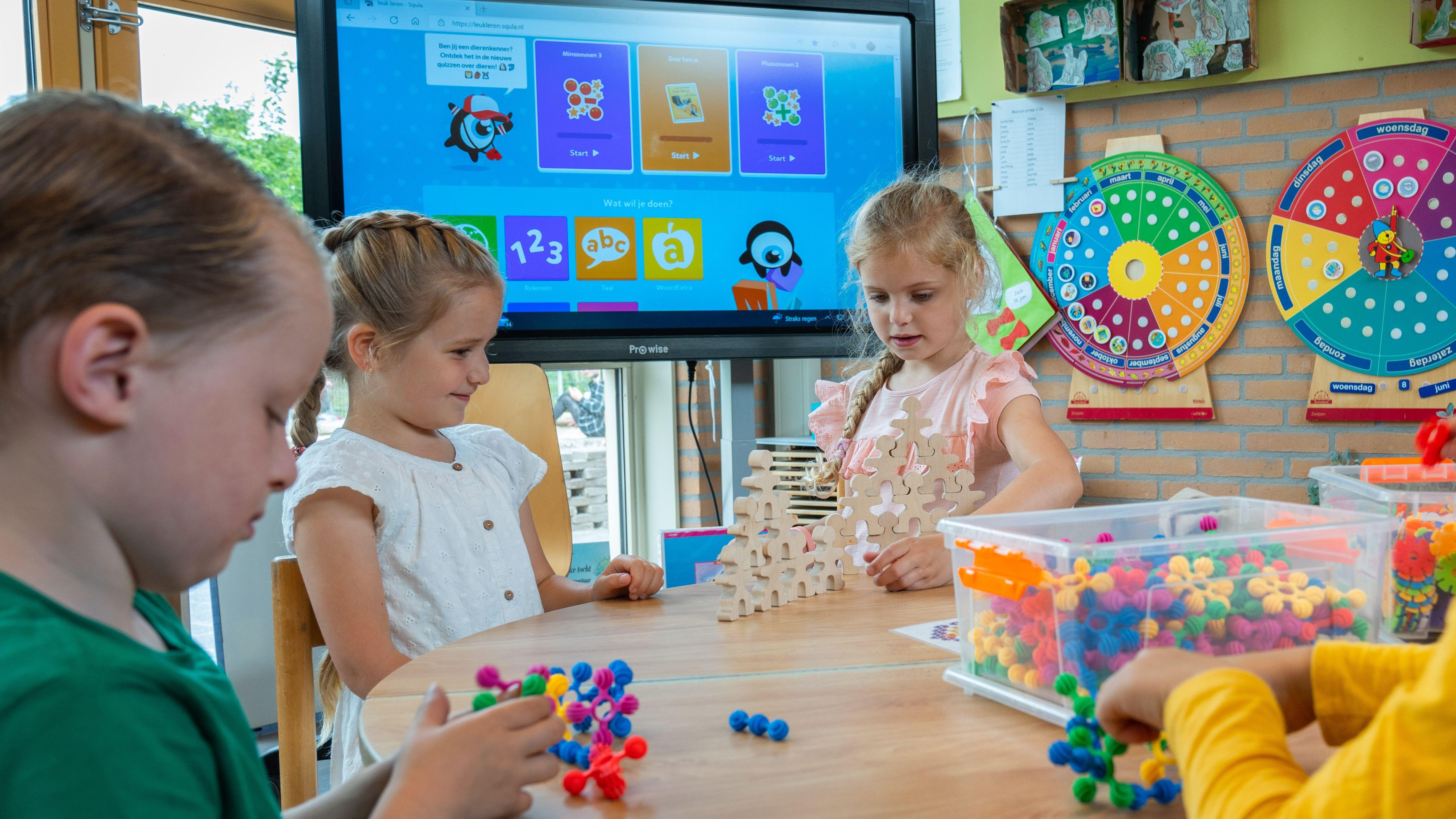 Leerlingen van de Jan Campertschool in Driehuis NH zijn bezig met creatieve activiteiten in een klaslokaal. Leerlingen van de Jan Campertschool in Driehuis NH zijn bezig met creatieve activiteiten in een klaslokaal.