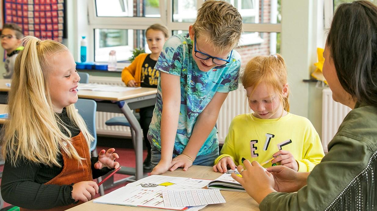 Leerlingen van de Jan Ligthartschool in Wapenveld werken samen in de klas. Leerlingen van de Jan Ligthartschool in Wapenveld werken samen in de klas.