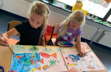 Leerlingen van de JHR Willem Versluijsschool in Aagtekerke zijn creatief aan het schilderen. Leerlingen van de JHR Willem Versluijsschool in Aagtekerke zijn creatief aan het schilderen.