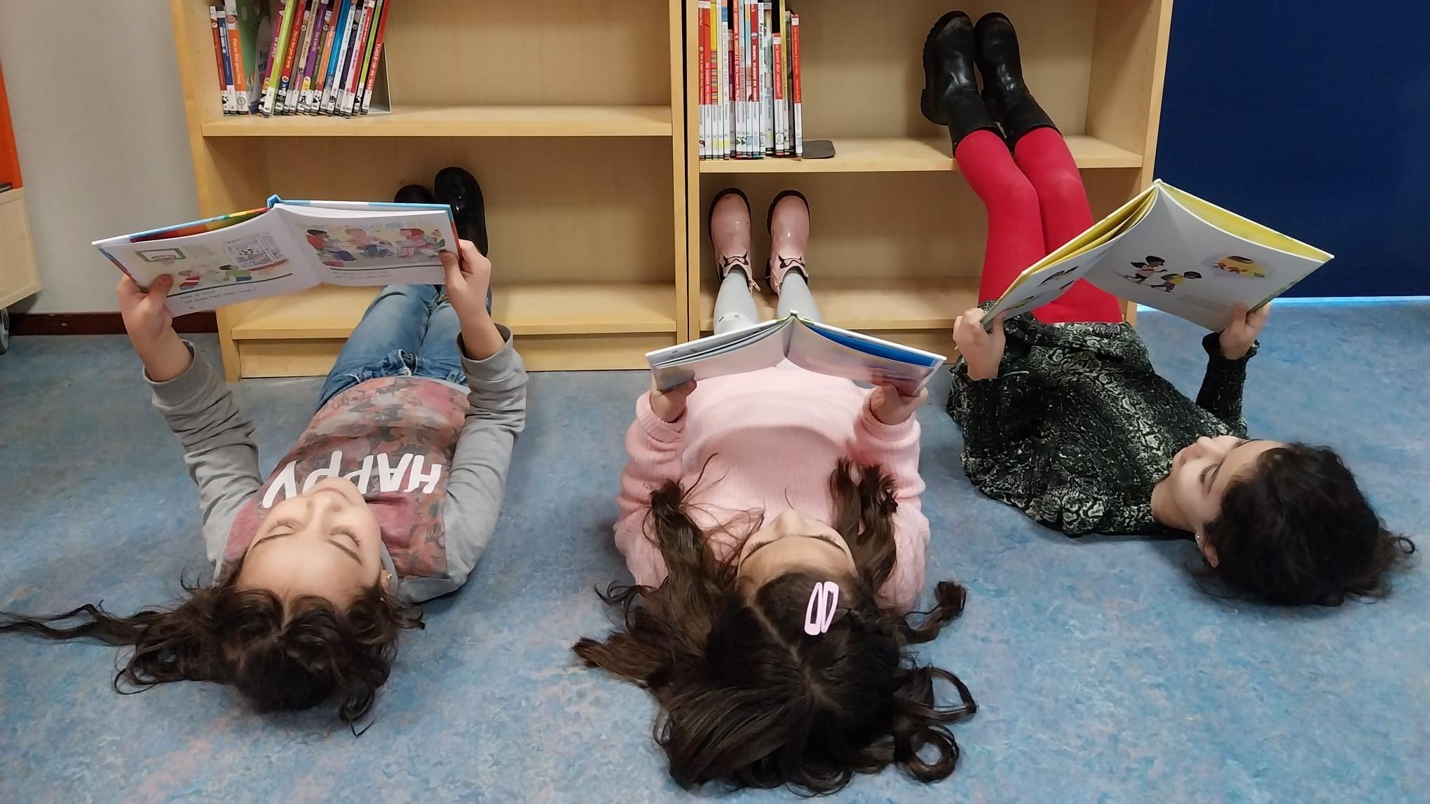 Leerlingen van de Johan Frisoschool voor Christelijk Basisonderwijs in Wageningen lezen boeken op de vloer. Leerlingen van de Johan Frisoschool voor Christelijk Basisonderwijs in Wageningen lezen boeken op de vloer.