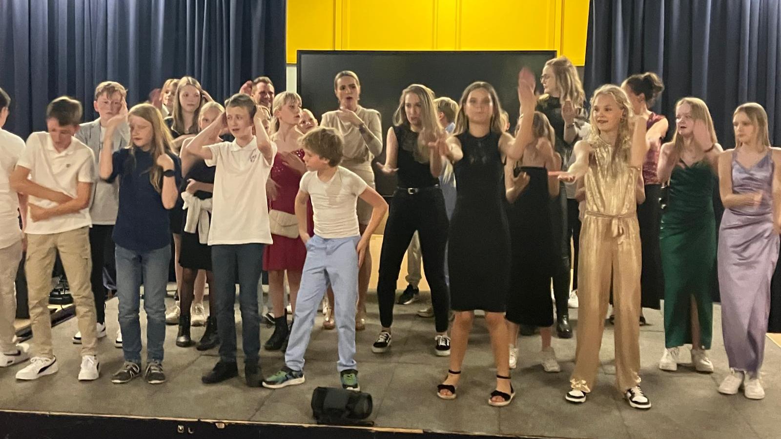Leerlingen van de Johan Frisoschool voor Christelijk Basisonderwijs in Wageningen voeren een dansvoorstelling op. Leerlingen van de Johan Frisoschool voor Christelijk Basisonderwijs in Wageningen voeren een dansvoorstelling op.