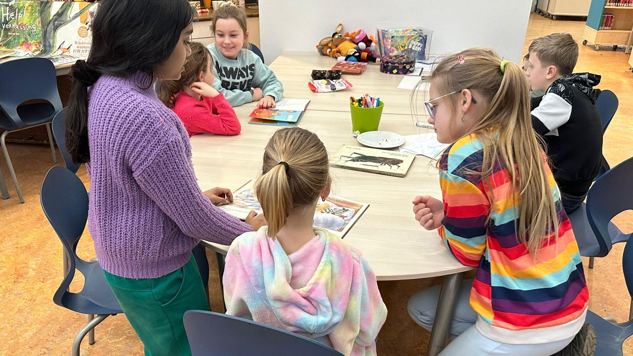 Leerlingen van de Johan Frisoschool voor Christelijk Basisonderwijs in Wageningen werken samen aan hun tekenopdrachten aan een tafel. Leerlingen van de Johan Frisoschool voor Christelijk Basisonderwijs in Wageningen werken samen aan hun tekenopdrachten aan een tafel.