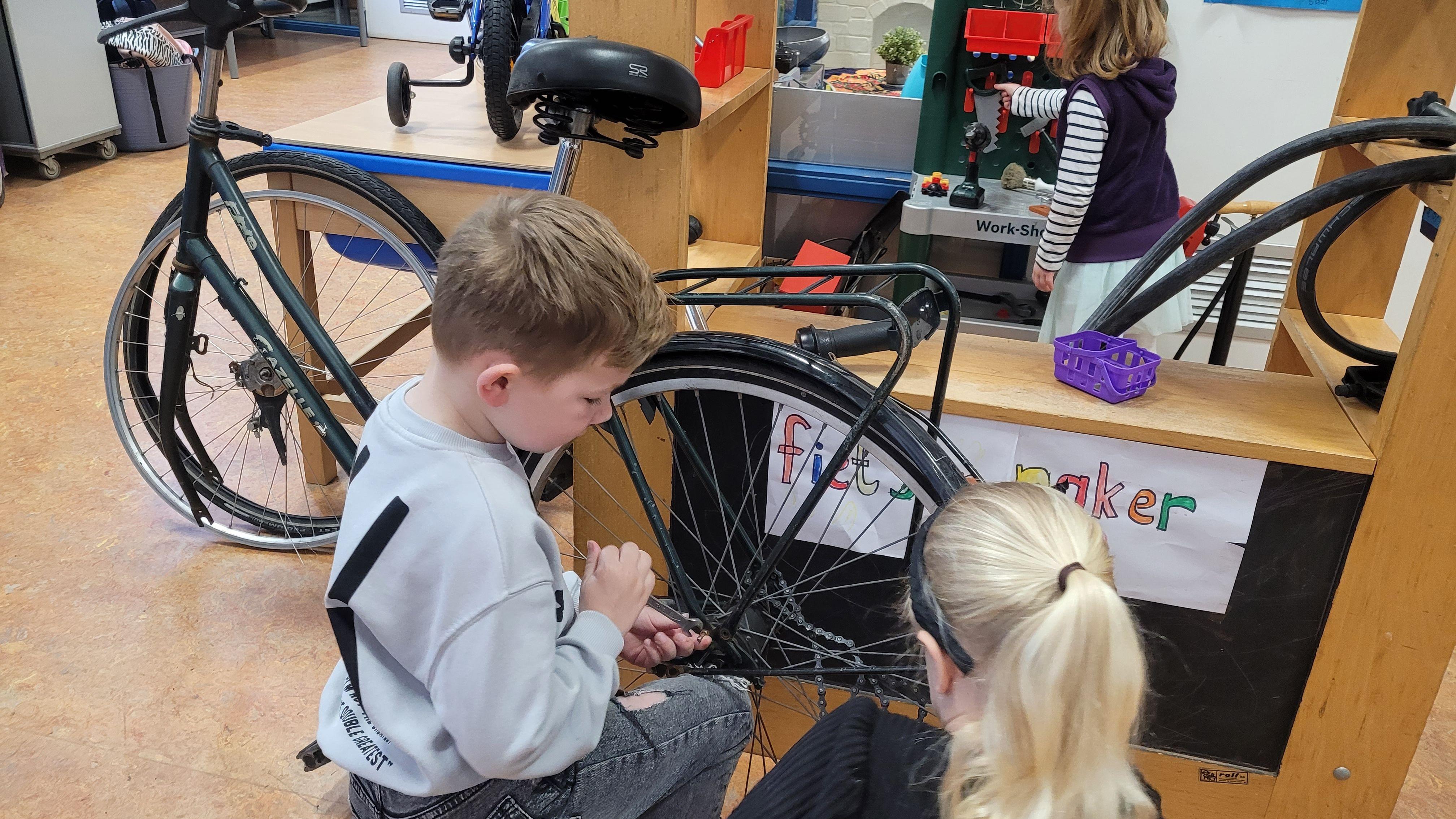 Leerlingen van de Johan Frisoschool voor Christelijk Basisonderwijs in Wageningen zijn bezig met het onderhouden van een fiets. Leerlingen van de Johan Frisoschool voor Christelijk Basisonderwijs in Wageningen zijn bezig met het onderhouden van een fiets.