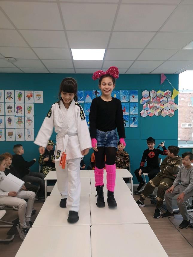 Leerlingen van de Jozefschool voor Katholiek Basisonderwijs in Hoek van Holland lopen over de catwalk tijdens een modeshow. Leerlingen van de Jozefschool voor Katholiek Basisonderwijs in Hoek van Holland lopen over de catwalk tijdens een modeshow.