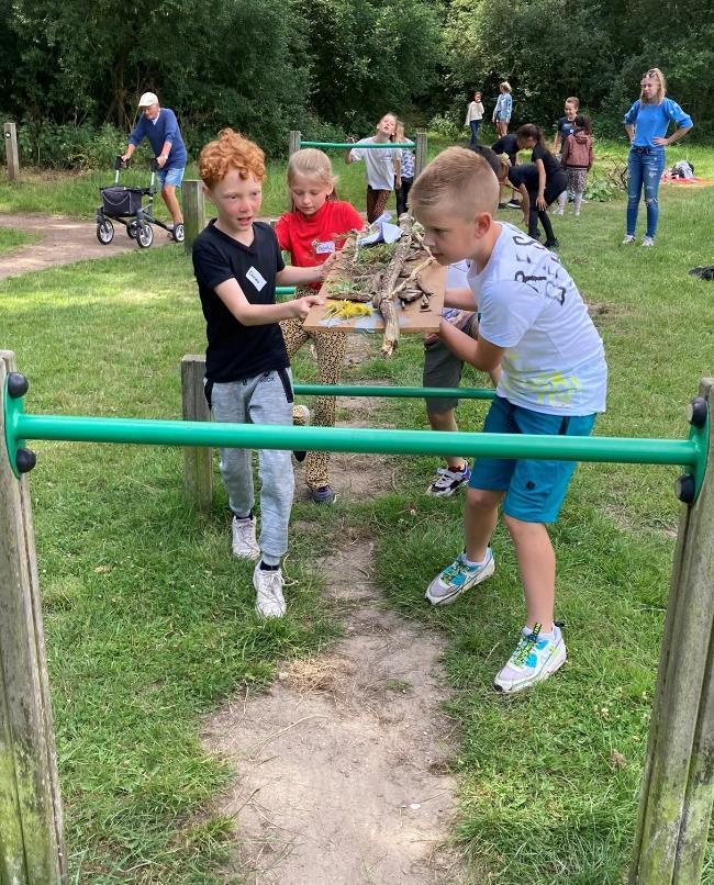 Leerlingen van de Jozefschool voor Katholiek Basisonderwijs in Hoek van Holland spelen samen op het schoolplein. Leerlingen van de Jozefschool voor Katholiek Basisonderwijs in Hoek van Holland spelen samen op het schoolplein.