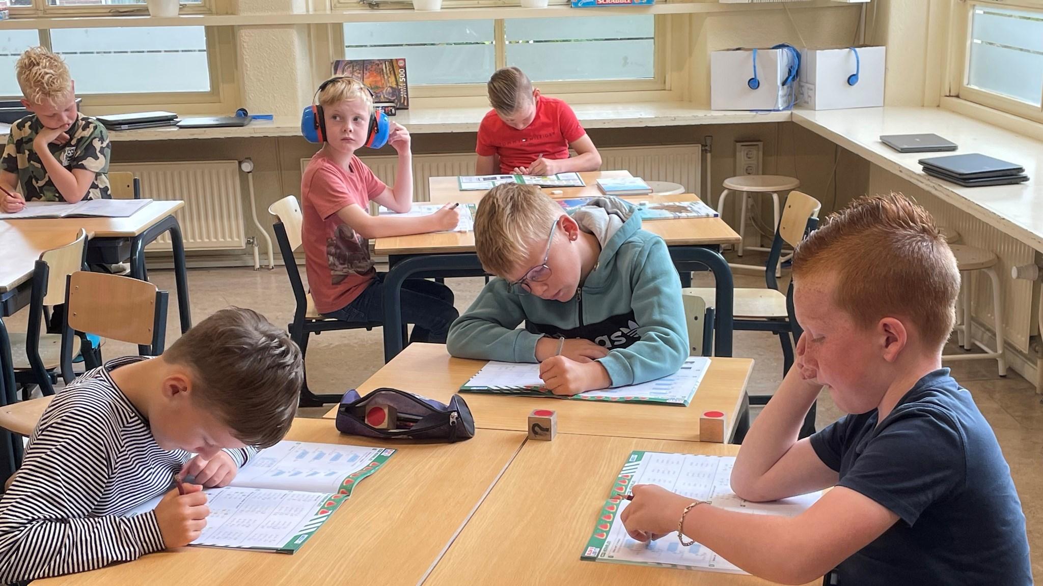 Leerlingen van de Katholieke Basisschool De Bangert in Andijk zijn geconcentreerd aan het werk in de klas. Leerlingen van de Katholieke Basisschool De Bangert in Andijk zijn geconcentreerd aan het werk in de klas.