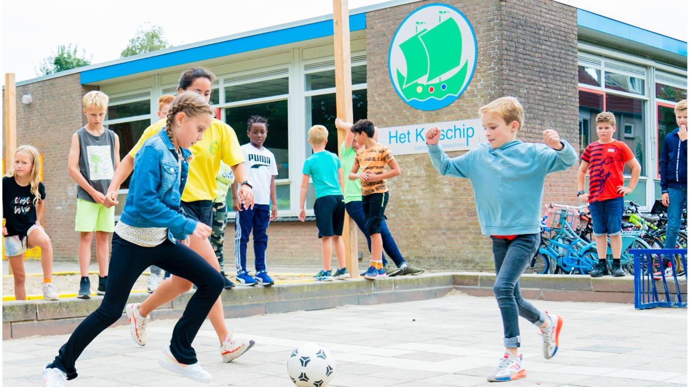 Leerlingen van de Katholieke Basisschool Het Kofschip in Ouderkerk aan de Amstel spelen voetbal op het schoolplein. Leerlingen van de Katholieke Basisschool Het Kofschip in Ouderkerk aan de Amstel spelen voetbal op het schoolplein.