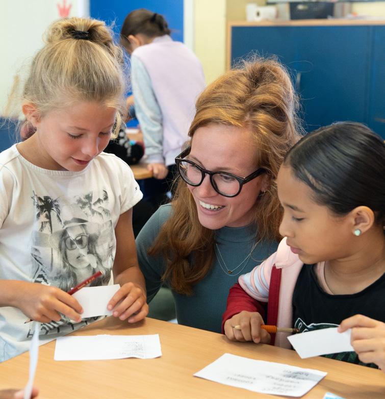 Leerlingen van De Kleine Keizer in Den Haag werken samen aan opdrachten met een leraar. Leerlingen van De Kleine Keizer in Den Haag werken samen aan opdrachten met een leraar.
