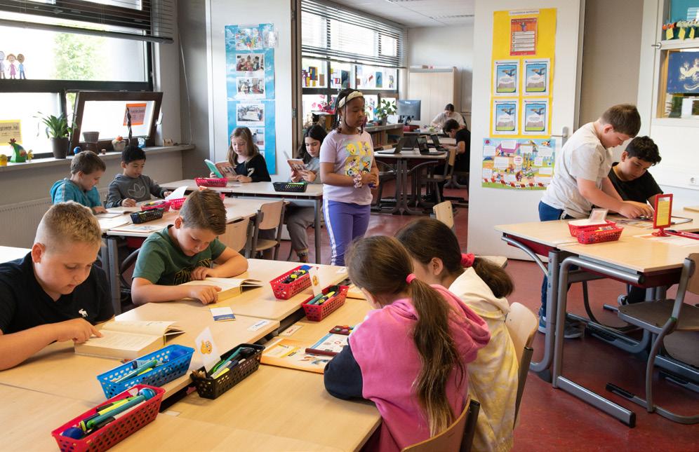 Leerlingen van De Kleine Keizer in Den Haag zijn bezig met lezen en leren in de klas. Leerlingen van De Kleine Keizer in Den Haag zijn bezig met lezen en leren in de klas.