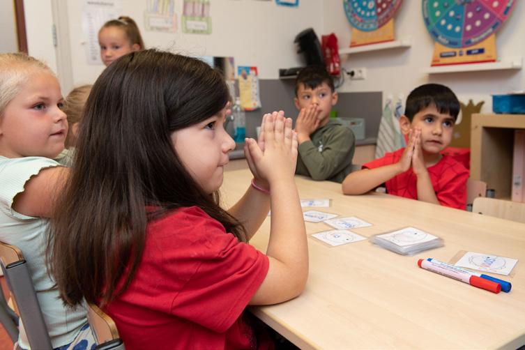 Leerlingen van De Kleine Keizer in Den Haag zijn gefocust tijdens een activiteit aan tafel. Leerlingen van De Kleine Keizer in Den Haag zijn gefocust tijdens een activiteit aan tafel.