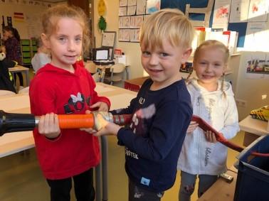 Leerlingen van De Kleine Wereld in Den Haag spelen met speelgoed in de klas. Leerlingen van De Kleine Wereld in Den Haag spelen met speelgoed in de klas.
