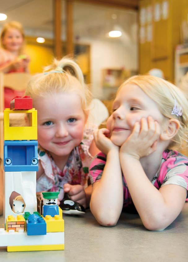 Leerlingen van de Lorentzschool in Leiden spelen met speelgoedblokken en tonen hun creativiteit. Leerlingen van de Lorentzschool in Leiden spelen met speelgoedblokken en tonen hun creativiteit.