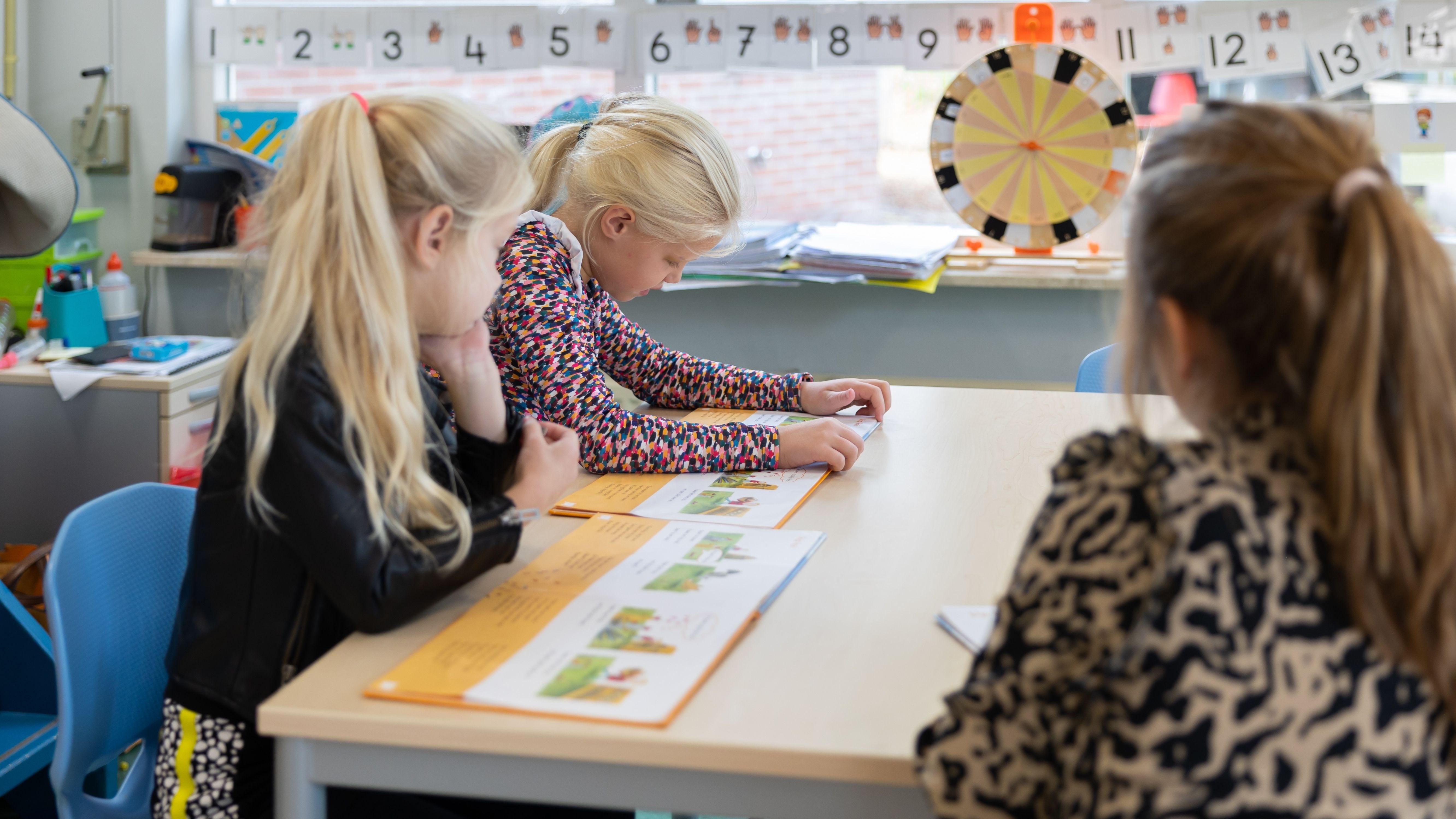Leerlingen van de Mariaschool in Beuningen (Overijssel) zijn geconcentreerd bezig met lezen in de klas. Leerlingen van de Mariaschool in Beuningen (Overijssel) zijn geconcentreerd bezig met lezen in de klas.