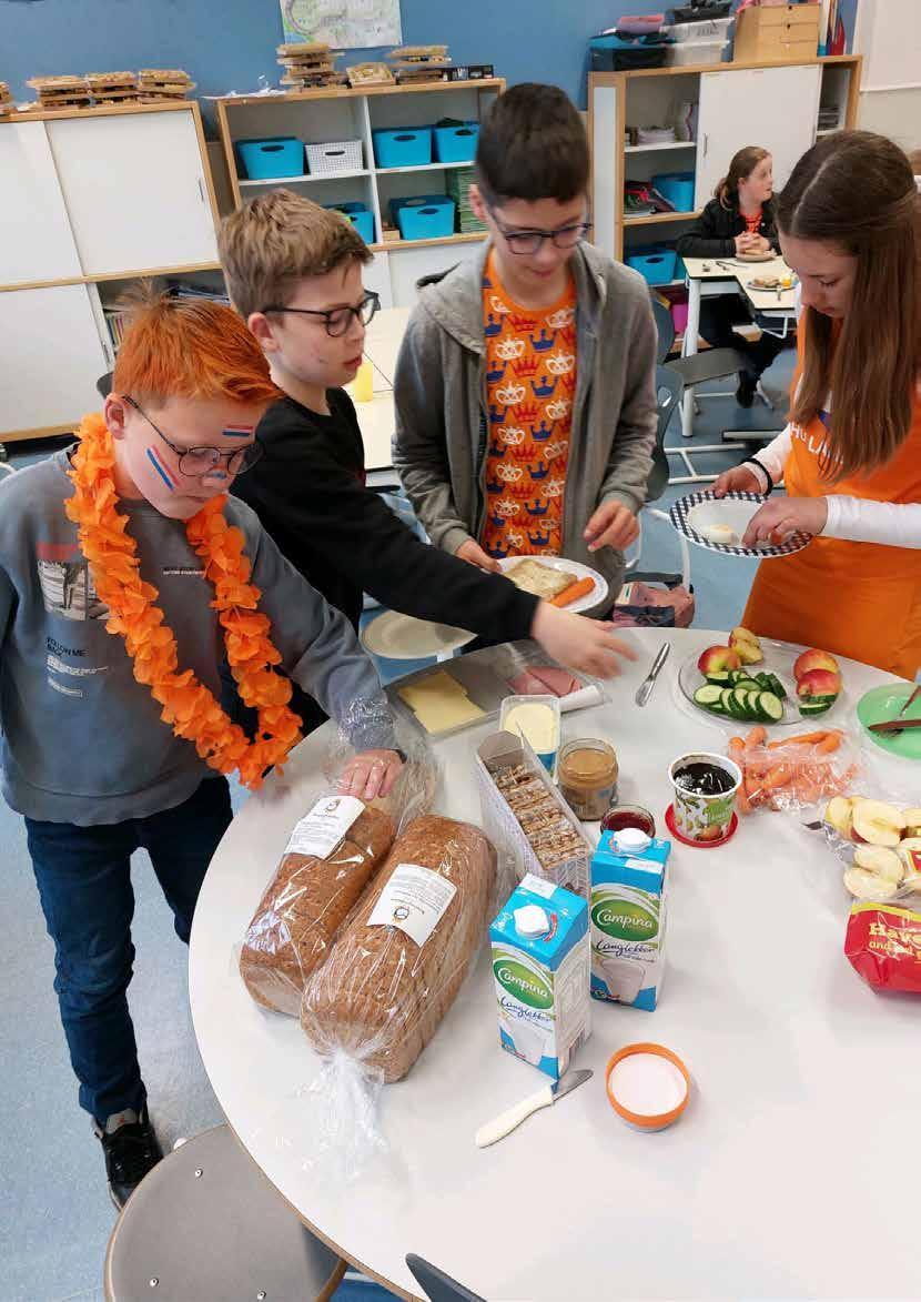 Leerlingen van De Meander in Nieuwegein bereiden samen een gezonde maaltijd in de klas.