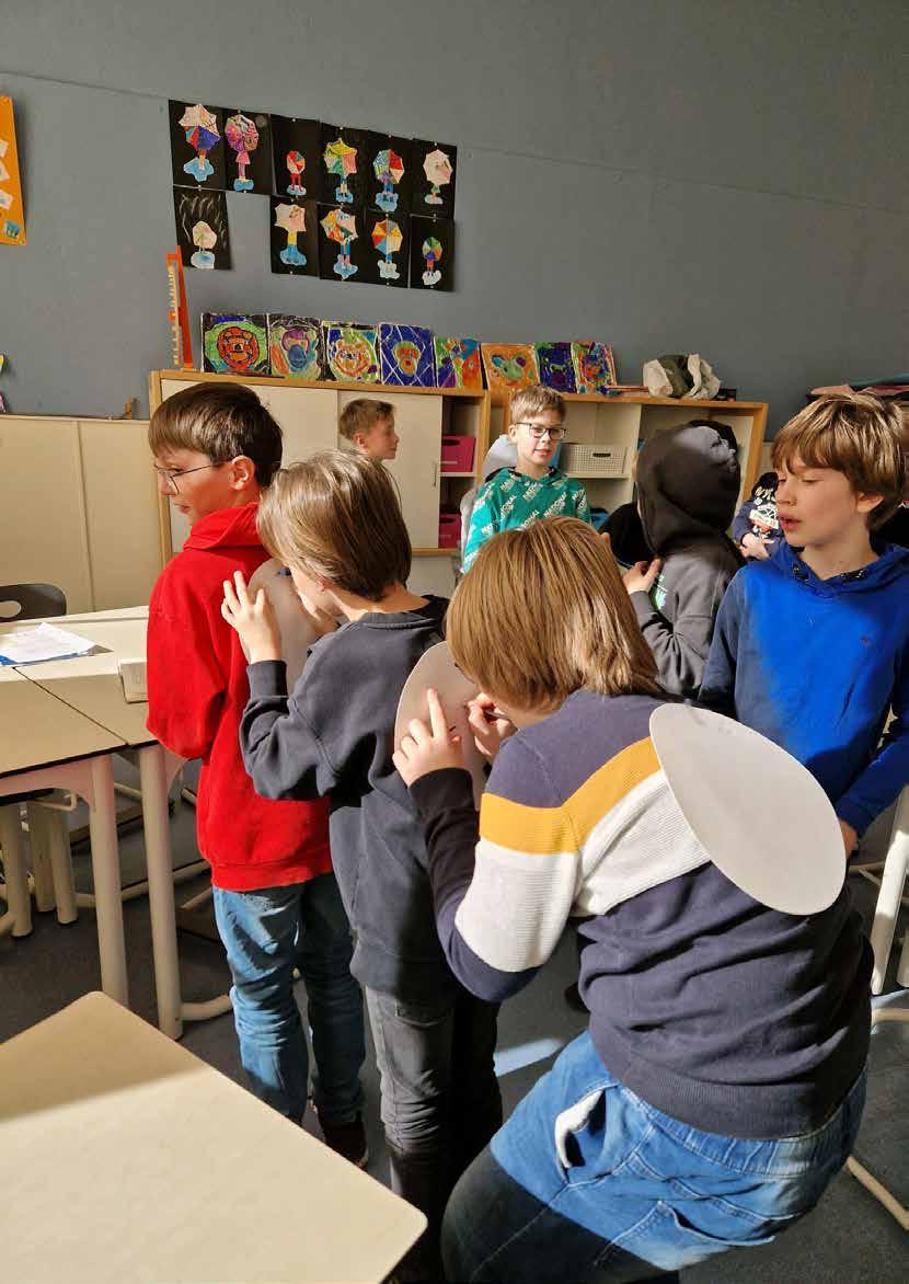 Leerlingen van De Meander in Nieuwegein zijn actief bezig met een creatieve groepsactiviteit in de klas.
