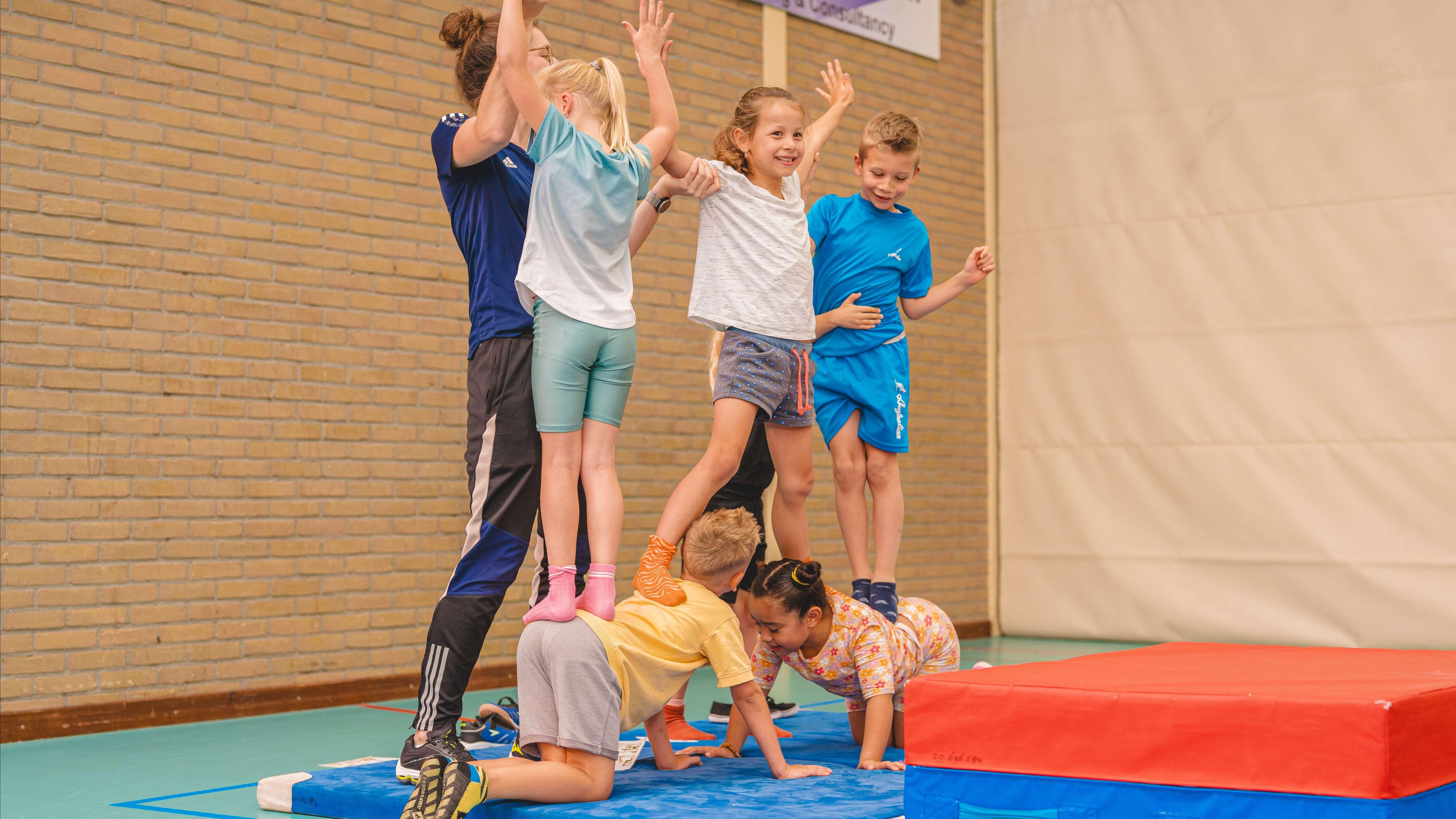Leerlingen van de Nederlands Hervormde Basisschool Bethel in Waddinxveen zijn actief aan het gymmen. Leerlingen van de Nederlands Hervormde Basisschool Bethel in Waddinxveen zijn actief aan het gymmen.