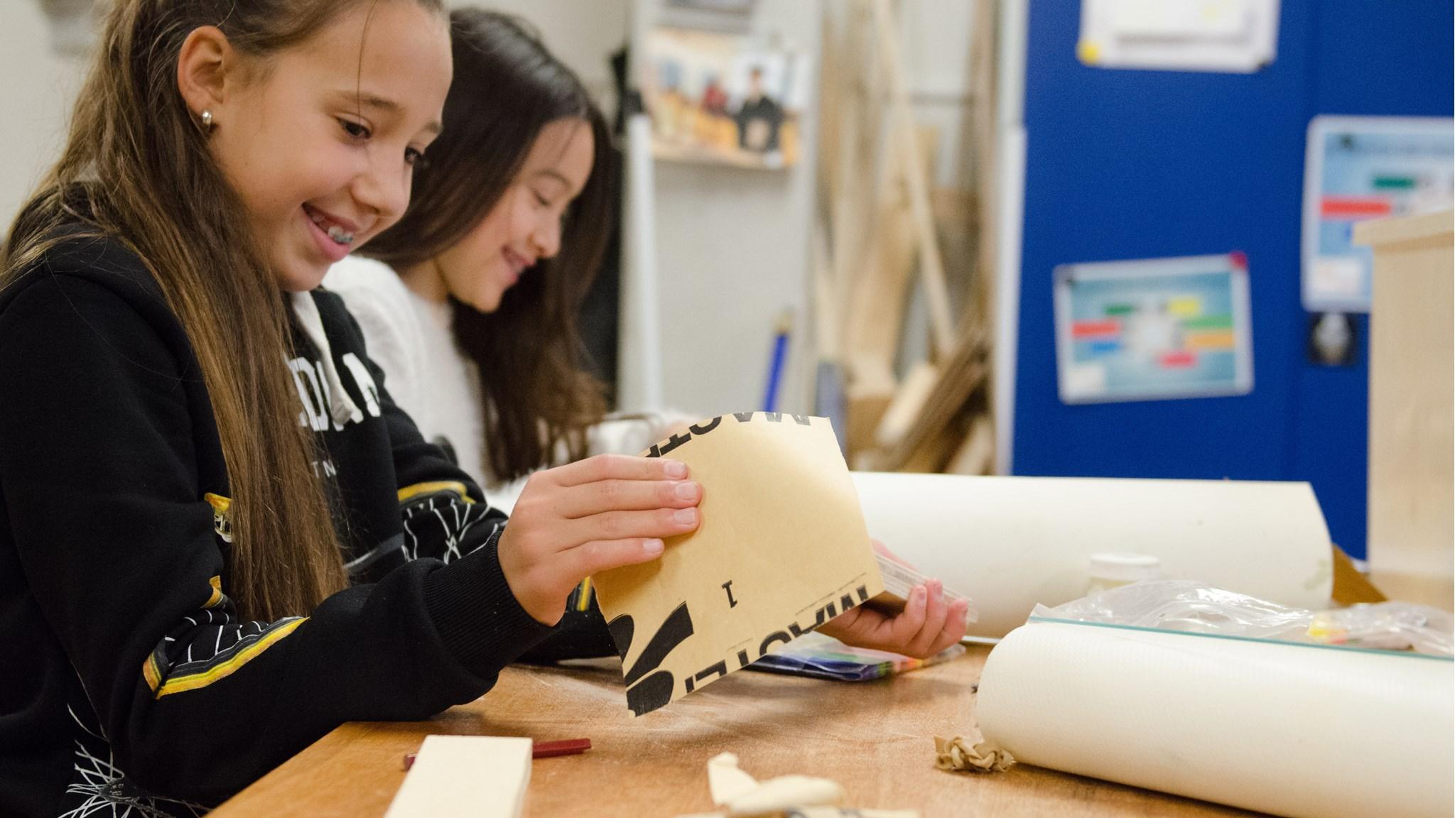 Leerlingen van de Oecumenische basisschool Nautilus in Amsterdam zijn creatief aan het werk met materialen in de klas. Leerlingen van de Oecumenische basisschool Nautilus in Amsterdam zijn creatief aan het werk met materialen in de klas.