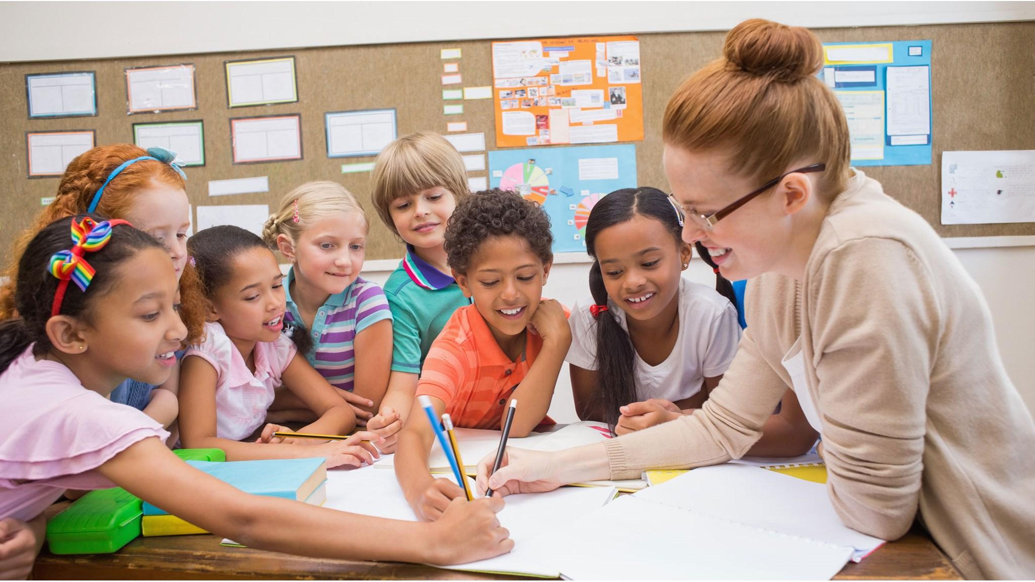 Leerlingen van de Oranjeschool voor Basisonderwijs in Rotterdam werken samen aan een creatief project met de juf.