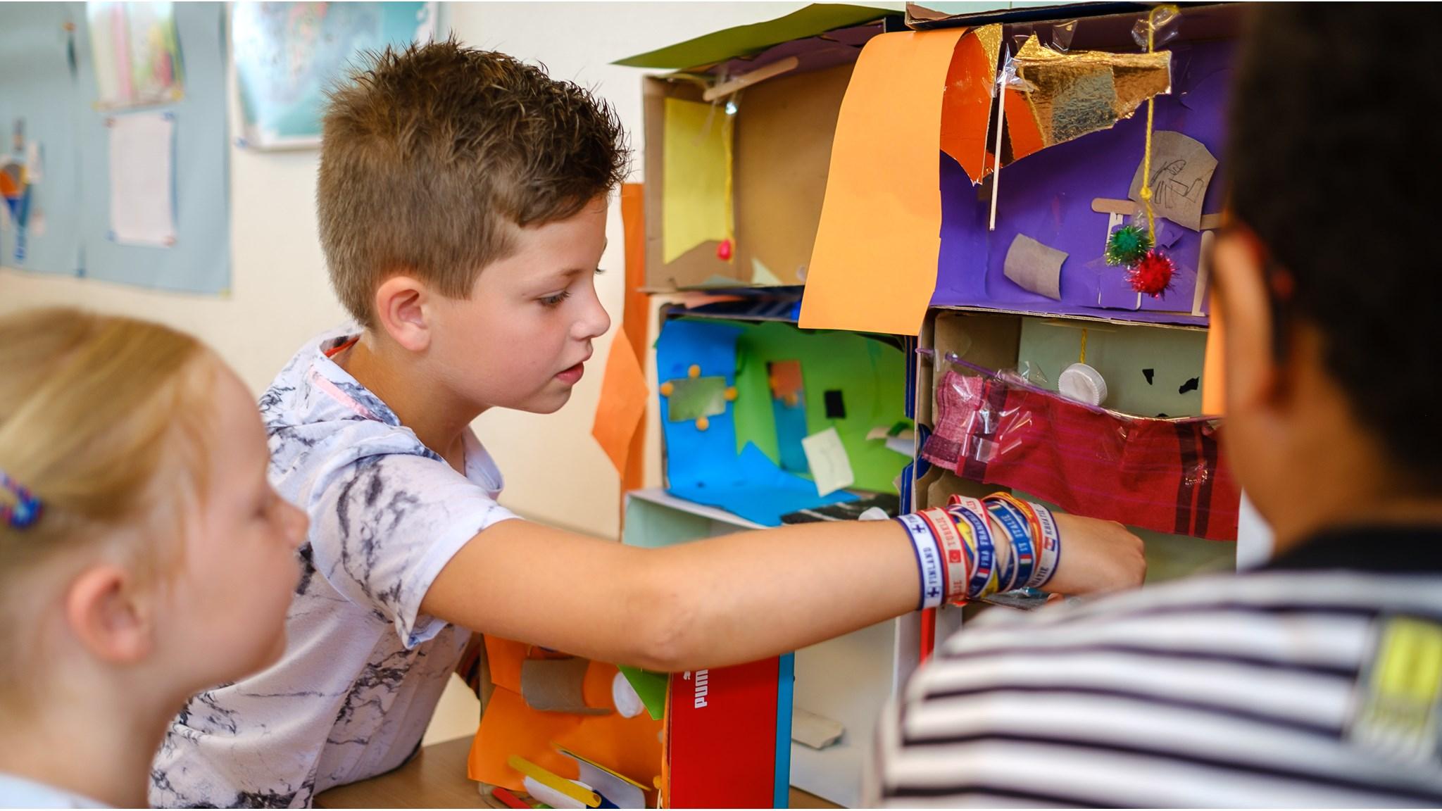 Leerlingen van de PC Daltonschool Willem van Oranje in Apeldoorn zijn creatief aan het knutselen met kleurige materialen. Leerlingen van de PC Daltonschool Willem van Oranje in Apeldoorn zijn creatief aan het knutselen met kleurige materialen.