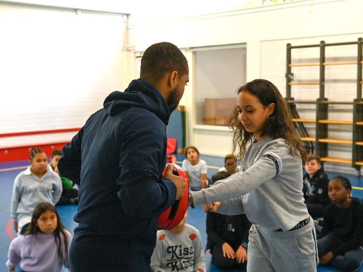 Leerlingen van De Pionier in Rotterdam oefenen met sportieve activiteiten in de gymzaal. Leerlingen van De Pionier in Rotterdam oefenen met sportieve activiteiten in de gymzaal.