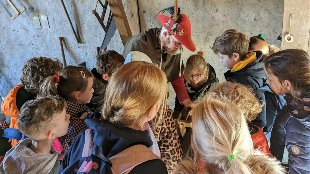 Leerlingen van de Plaswijckschool in Gouda leren van een deskundige tijdens een educatieve activiteit.