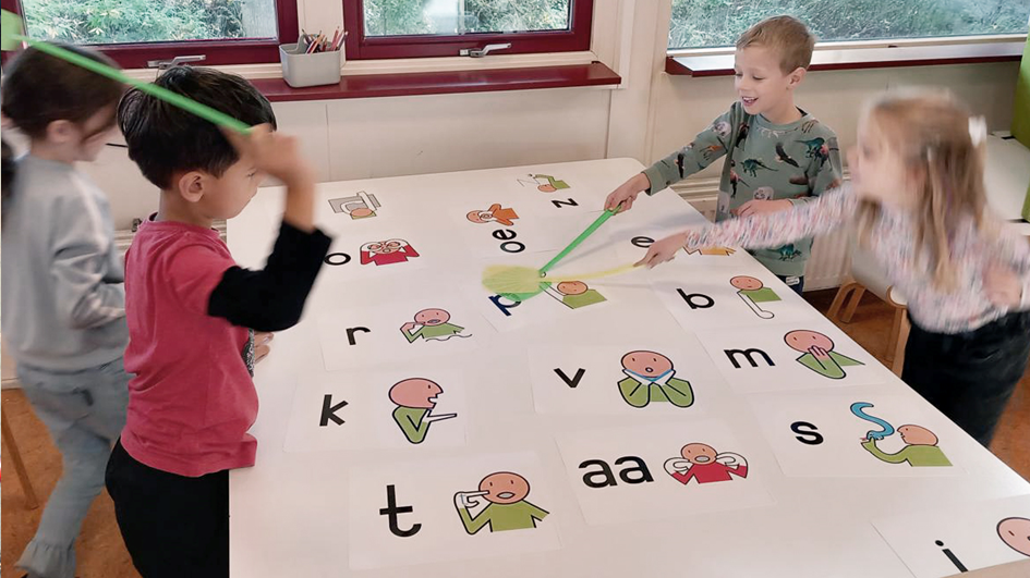 Leerlingen van de Plaswijckschool in Gouda zijn actief bezig met een leeractiviteit aan een tafel.