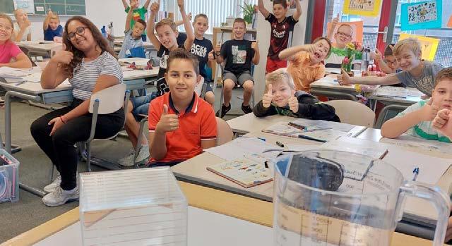 Leerlingen van de Prins Mauritsschool in Delft geven duim omhoog in de klas. Leerlingen van de Prins Mauritsschool in Delft geven duim omhoog in de klas.