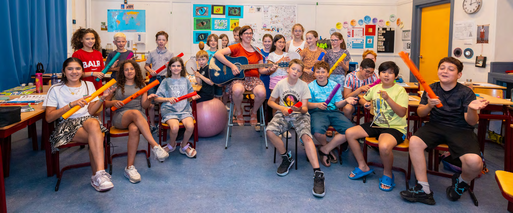 Leerlingen van de Prins Mauritsschool in Delft spelen muziek in een klaslokaal. Leerlingen van de Prins Mauritsschool in Delft spelen muziek in een klaslokaal.
