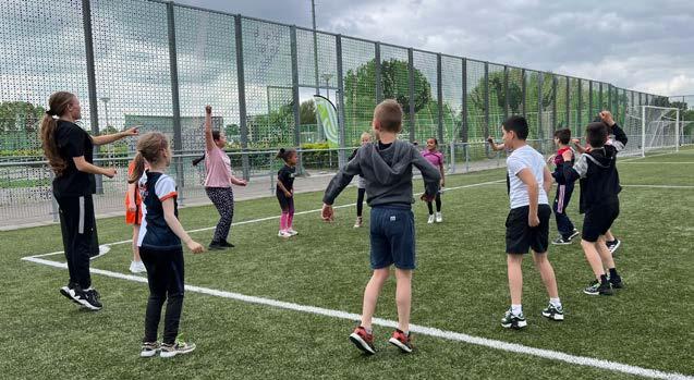 Leerlingen van de Prins Mauritsschool in Delft spelen op het schoolplein. Leerlingen van de Prins Mauritsschool in Delft spelen op het schoolplein.