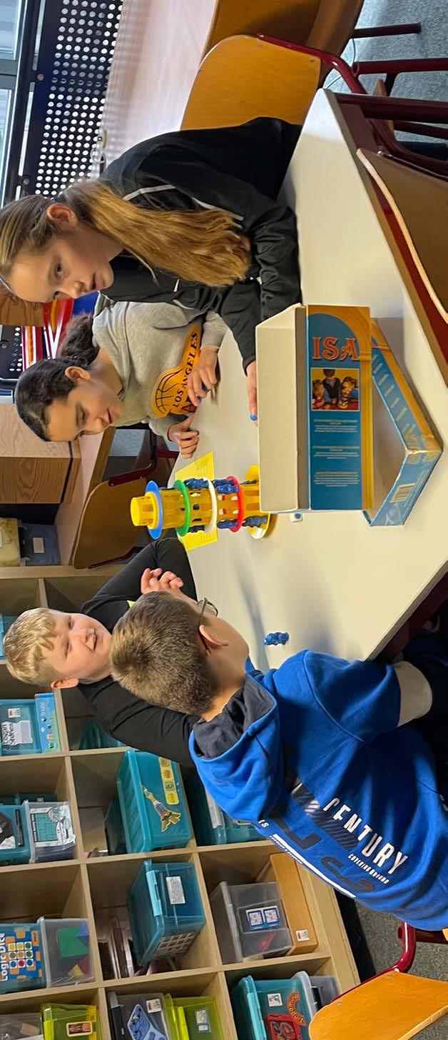 Leerlingen van de Prins Mauritsschool in Delft spelen samen een educatief spel aan een tafel. Leerlingen van de Prins Mauritsschool in Delft spelen samen een educatief spel aan een tafel.
