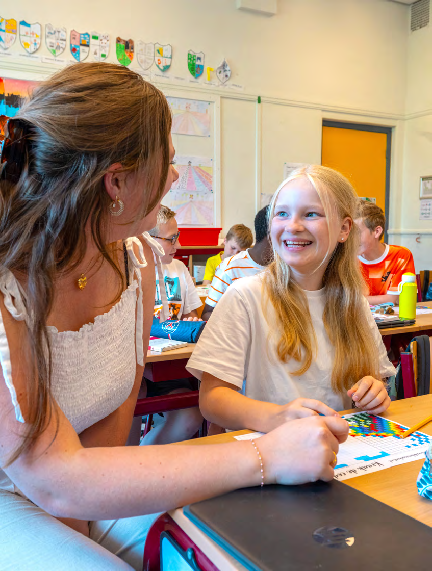 Leerlingen van de Prins Mauritsschool in Delft werken samen in de klas. Leerlingen van de Prins Mauritsschool in Delft werken samen in de klas.