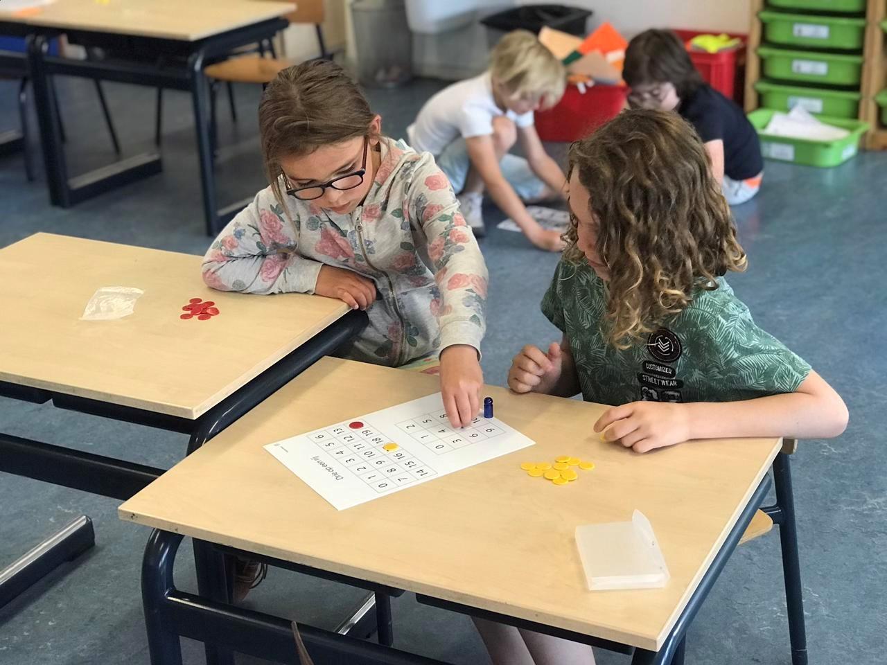 Leerlingen van de Prins Willem Alexanderschool in Ophemert werken samen aan een rekenactiviteit in de klas. Leerlingen van de Prins Willem Alexanderschool in Ophemert werken samen aan een rekenactiviteit in de klas.