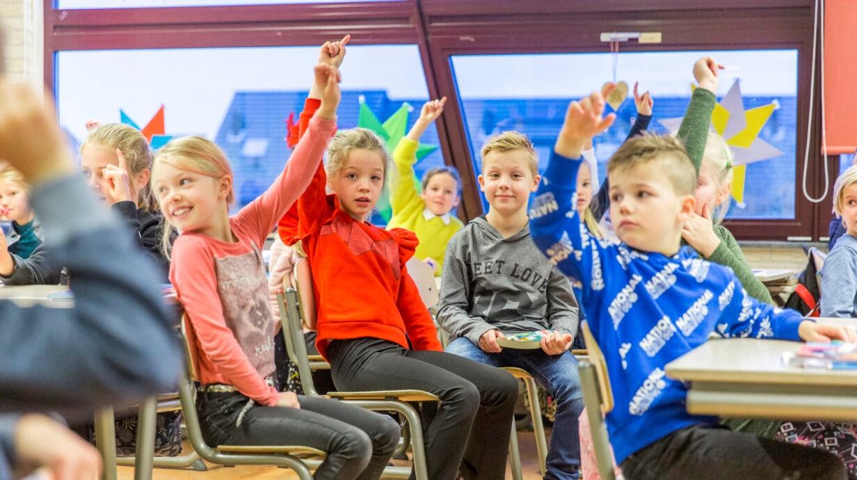Leerlingen van de Prins Willem Alexanderschool in 's-Gravenzande steken enthousiast hun hand op in de klas. Leerlingen van de Prins Willem Alexanderschool in 's-Gravenzande steken enthousiast hun hand op in de klas.