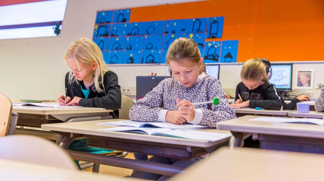 Leerlingen van de Prins Willem Alexanderschool in 's-Gravenzande zijn geconcentreerd aan het werk in de klas. Leerlingen van de Prins Willem Alexanderschool in 's-Gravenzande zijn geconcentreerd aan het werk in de klas.