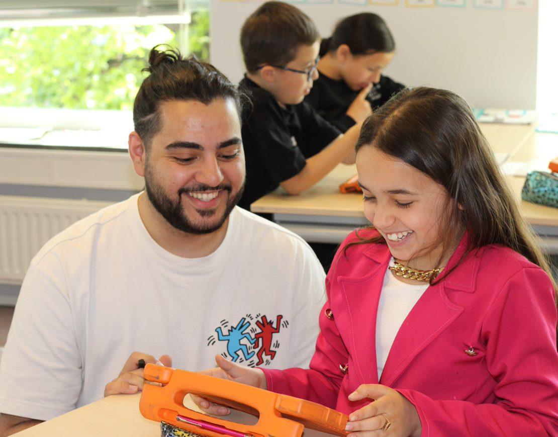 Leerlingen van de Prinses Marijkeschool in Den Haag zijn actief en gelukkig bezig met creatief leren in de klas. Leerlingen van de Prinses Marijkeschool in Den Haag zijn actief en gelukkig bezig met creatief leren in de klas.