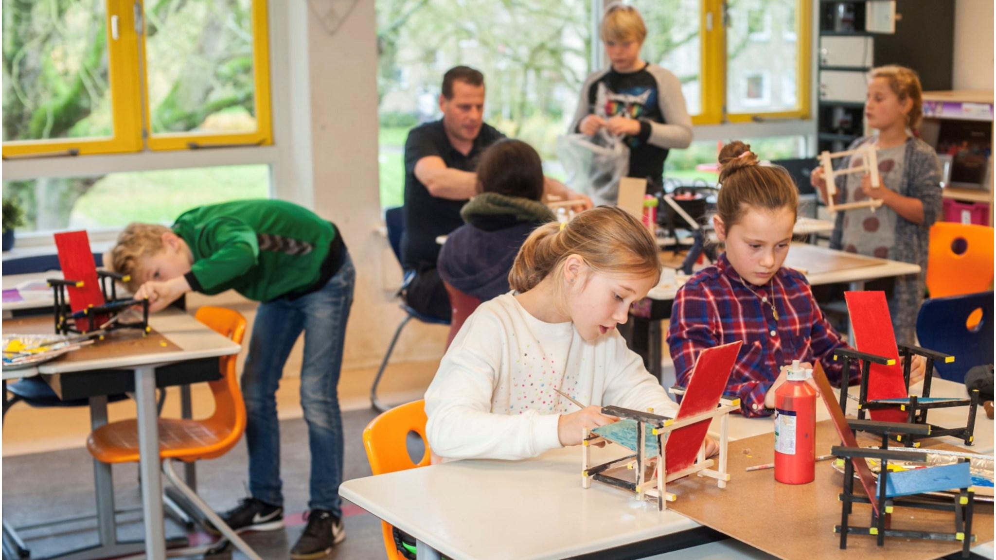 Leerlingen van de Prof. Kohnstammschool in Utrecht zijn bezig met creatieve handvaardigheid in de klas.
