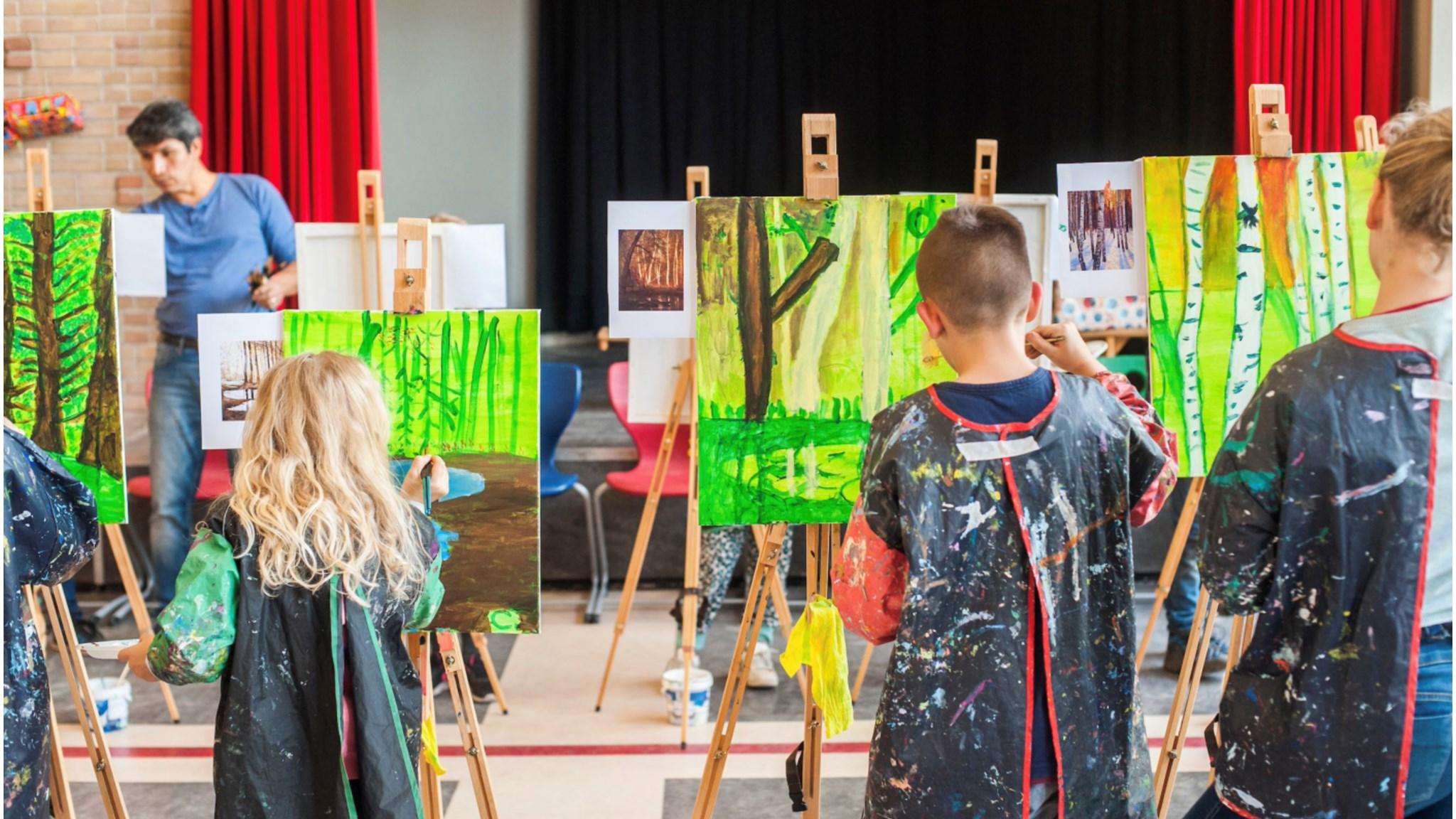 Leerlingen van de Prof. Kohnstammschool in Utrecht zijn bezig met schilderen tijdens een kunstles.