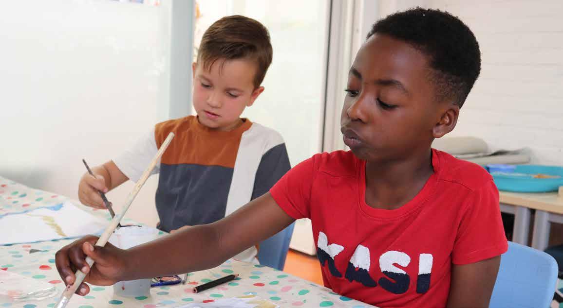 Leerlingen van de Protestants Christelijke Basisschool De Schakel in Leersum zijn creatief aan het schilderen. Leerlingen van de Protestants Christelijke Basisschool De Schakel in Leersum zijn creatief aan het schilderen.