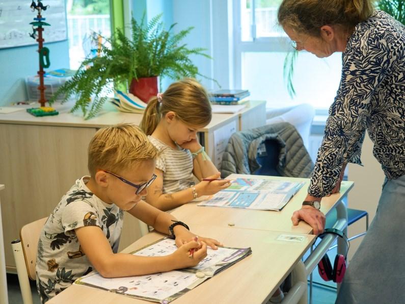 Leerlingen van de Rehobothschool voor Reformatorisch Onderwijs in Zeist zijn druk bezig met hun werk onder begeleiding van een lerares. Leerlingen van de Rehobothschool voor Reformatorisch Onderwijs in Zeist zijn druk bezig met hun werk onder begeleiding van een lerares.