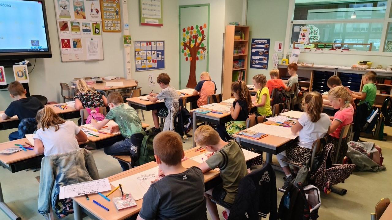 Leerlingen van de RK Basisschool De Bolderik in Hank zijn bezig met tekenen in de klas. Leerlingen van de RK Basisschool De Bolderik in Hank zijn bezig met tekenen in de klas.