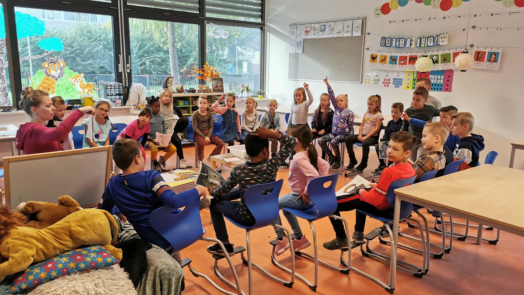 Leerlingen van de RK/PC Jenaplanschool Kristalla in Emmen deelnemen actief aan een klasbespreking. Leerlingen van de RK/PC Jenaplanschool Kristalla in Emmen deelnemen actief aan een klasbespreking.
