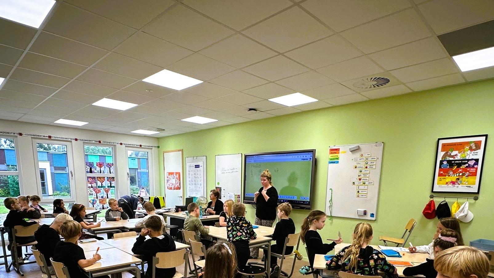 Leerlingen van de Rooms Katholieke Basisschool De Schakel in Apeldoorn zijn actief betrokken tijdens de les in hun klaslokaal. Leerlingen van de Rooms Katholieke Basisschool De Schakel in Apeldoorn zijn actief betrokken tijdens de les in hun klaslokaal.