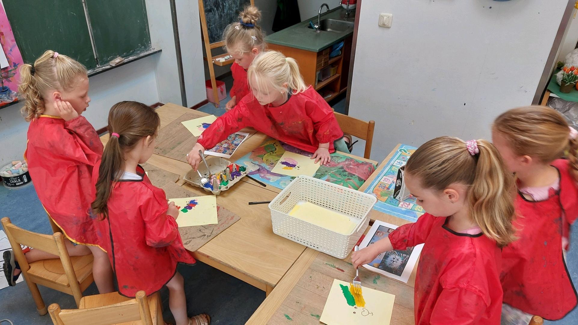 Leerlingen van de Rooms Katholieke Basisschool De Schakel in Apeldoorn zijn bezig met schilderen in de klas. Leerlingen van de Rooms Katholieke Basisschool De Schakel in Apeldoorn zijn bezig met schilderen in de klas.