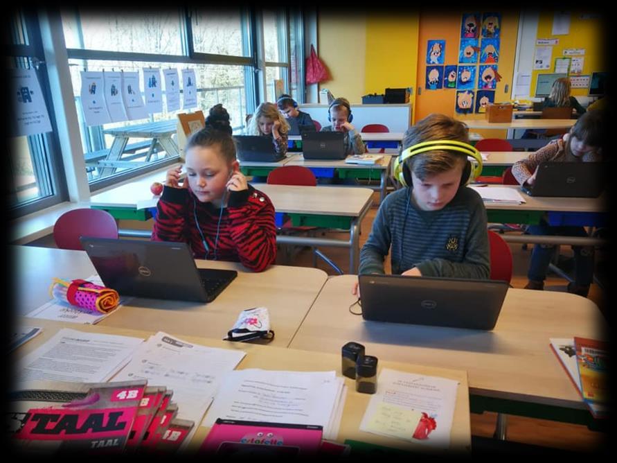 Leerlingen van de Rooms Katholieke Basisschool Maurice Rose in Margraten zijn aan het leren met laptops en koptelefoons in de klas. Leerlingen van de Rooms Katholieke Basisschool Maurice Rose in Margraten zijn aan het leren met laptops en koptelefoons in de klas.