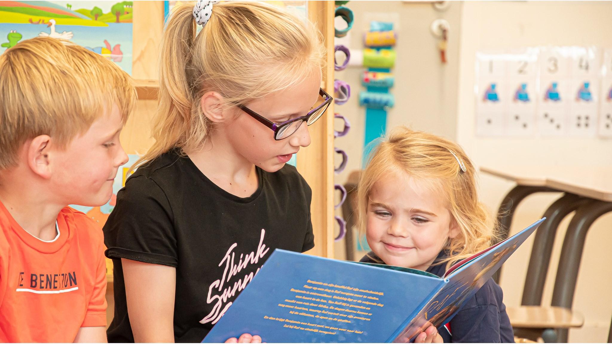 Leerlingen van de Rooms Katholieke Basisschool Prinsenhof in Noordwijkerhout lezen samen een boek. Leerlingen van de Rooms Katholieke Basisschool Prinsenhof in Noordwijkerhout lezen samen een boek.