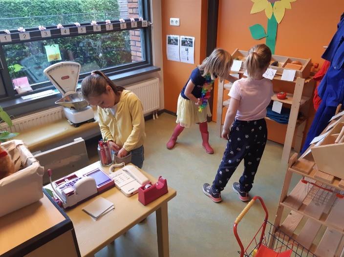 Leerlingen van de Rooms Katholieke Basisschool Sint Martinus in Voorst zijn bezig met spelenderwijs leren in een klaslokaal. Leerlingen van de Rooms Katholieke Basisschool Sint Martinus in Voorst zijn bezig met spelenderwijs leren in een klaslokaal.